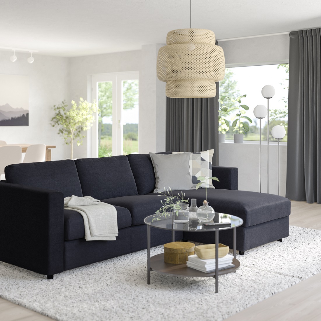 Vimle di Ikea è un divano morbido e accogliente, con cuscini imbottiti in schiuma ad alta resilienza che offrono un buon sostegno senza deformarsi. Nella versione a tre posti, la chaise longue si può posizionare a destra o a sinistra in base alle proprie esigenze e comprende un pratico contenitore dove riporre coperte o cuscini. La composizione si può completare con il poggiatesta Vimle che offre un buon supporto per la testa. Misure L 266 x H 83 x P 98 cm. Prezzo 799 euro. www.ikea.com Vimle di Ikea è un divano morbido e accogliente, con cuscini imbottiti in schiuma ad alta resilienza che offrono un buon sostegno senza deformarsi. Nella versione a tre posti, la chaise longue si può posizionare a destra o a sinistra in base alle proprie esigenze e comprende un pratico contenitore dove riporre coperte o cuscini. La composizione si può completare con il poggiatesta Vimle che offre un buon supporto per la testa. Misure L 266 x H 83 x P 98 cm. Prezzo 799 euro. www.ikea.com