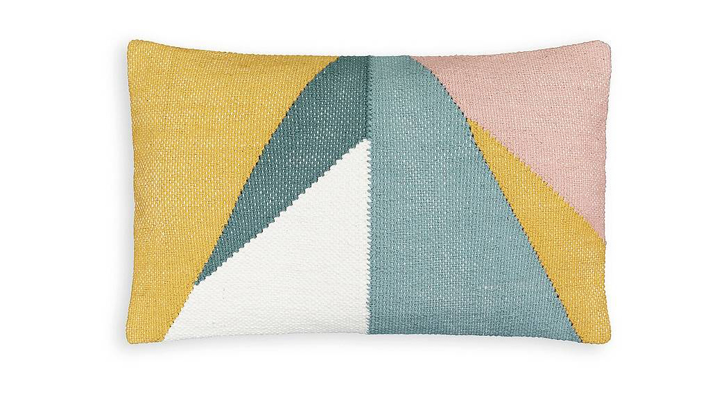 La fodera Scanie di La Redoute Interieurs è in tessuto di cotone, con motivi geometrici su un lato e tinta unita sull'altro. Misura L 50 x H 30 cm. Costa 18,99 euro. www.laredoute.it