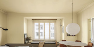Appartamento in stile nordico con resine, legno, arredi di design e tinte in nuance