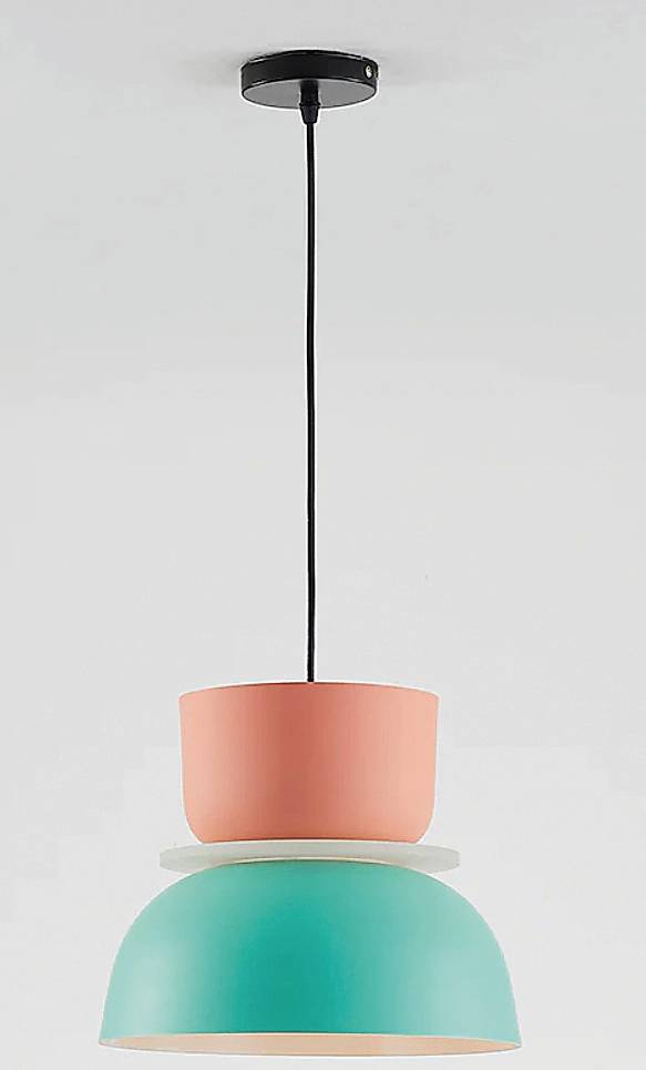 La lampada a sospensione Morandi di Las Sola è in metallo premium e consente un’illuminazione ampia e uniforme. In diverse combinazioni di colori, con Ø 19-22-29 x H 24-28-22cm costa a partire da 199,99 euro. www.lassola.it
