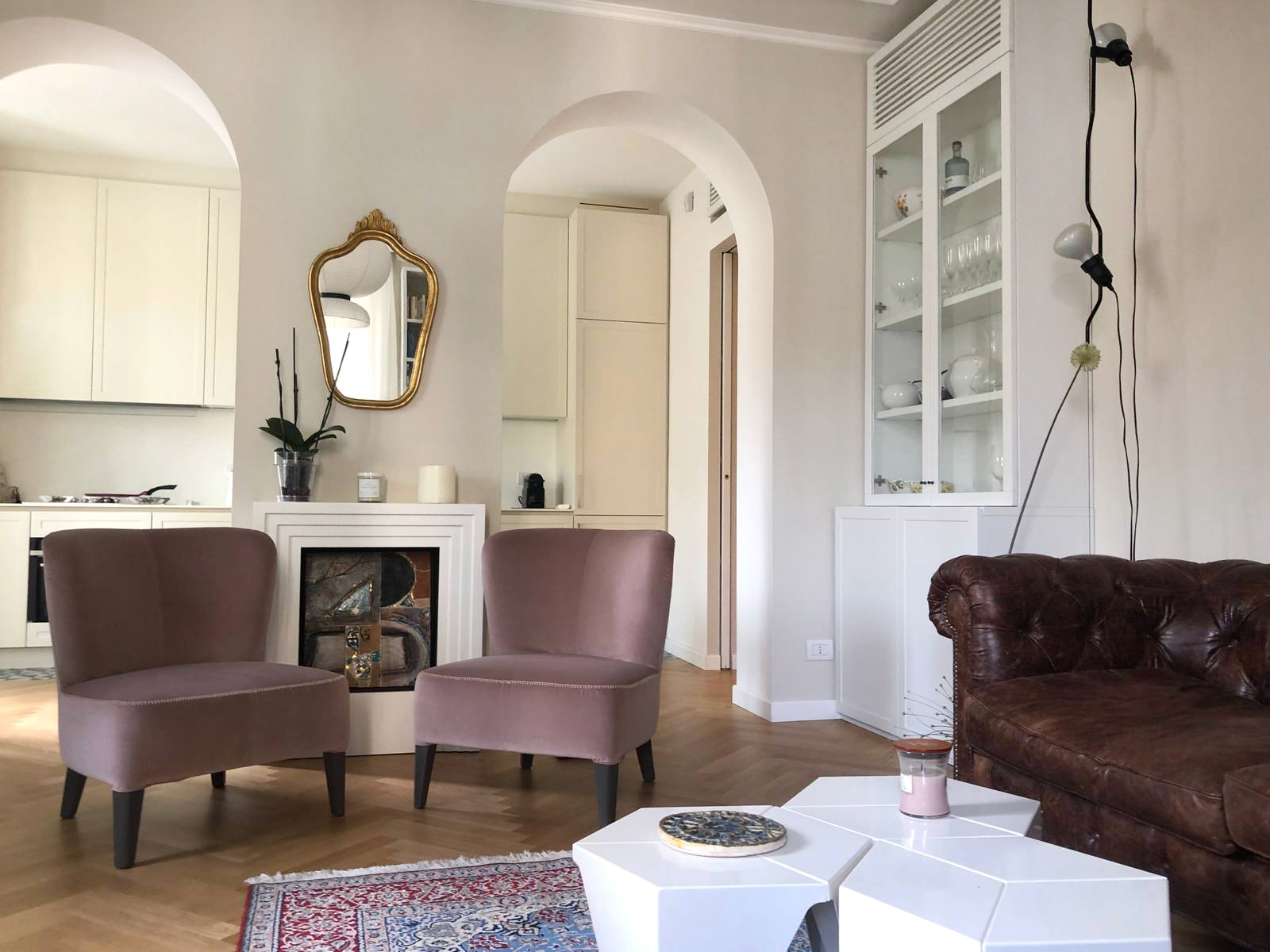 Mobile con sopra split e griglia Mobile con sopra split e griglia