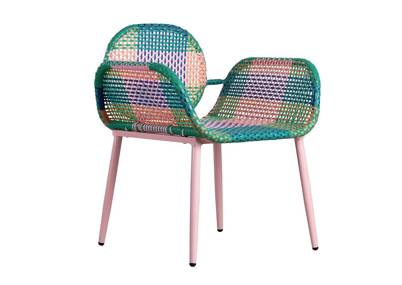 Emba di The Masie ha struttura in alluminio e seduta in rattan sintetico intrecciato a mano. Misura L 68 x
P 58 x H 81 cm e costa 99,95 euro. www.themasie.com