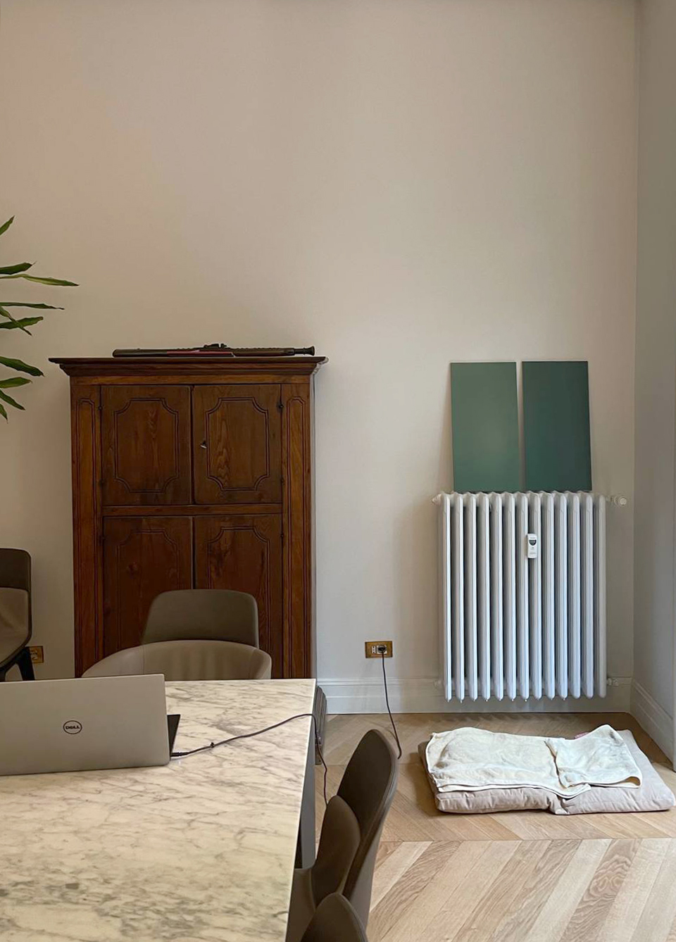 Prove colore in sala per parete e mobile Prove colore in sala per parete e mobile