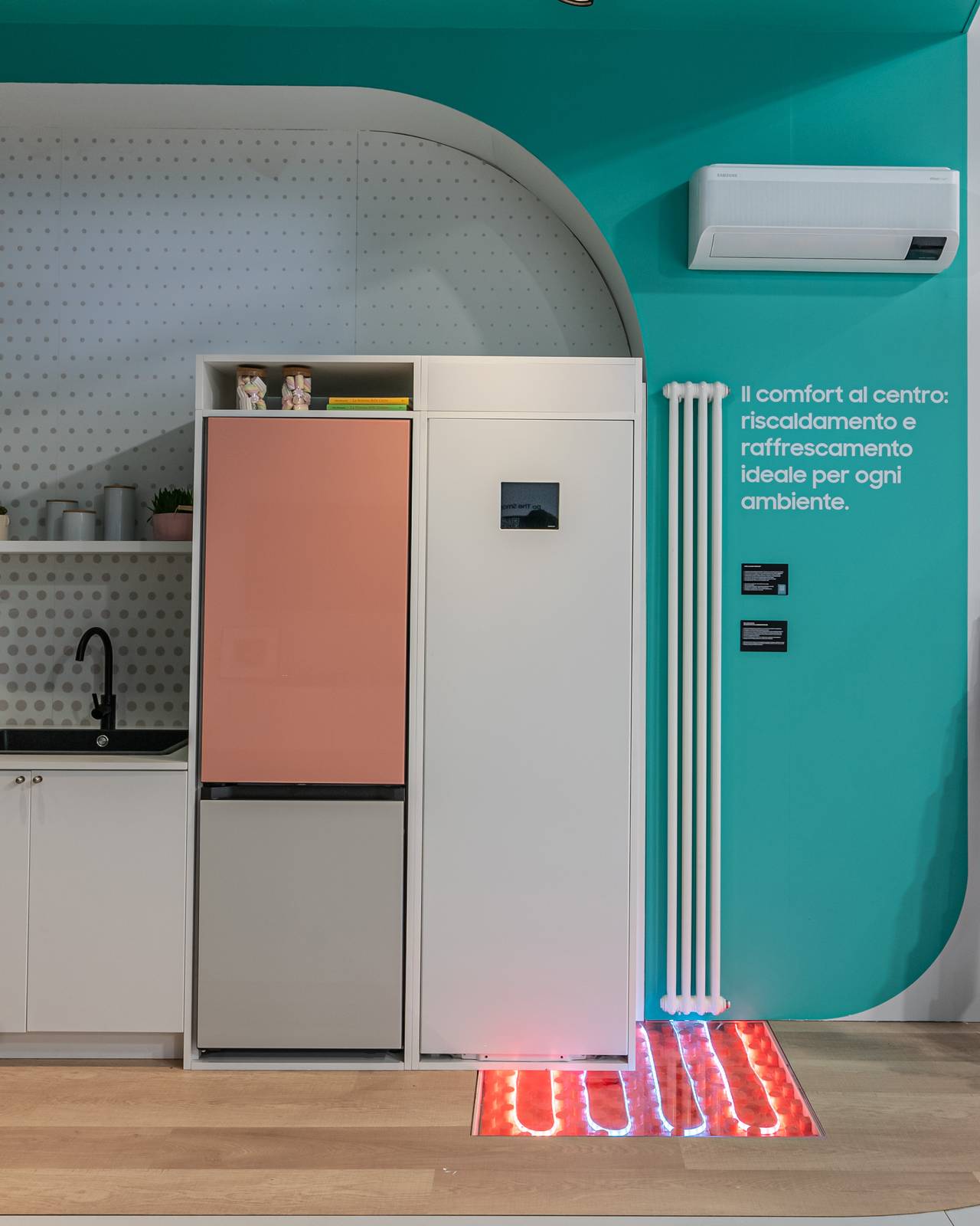 Nuove unità ClimateHub* di Samsung, una soluzione integrata che racchiude il modulo idronico, un accumulo da 200 litri e la principale componentistica idraulica per una unità interna unica che, abbinata ad un’unità esterna della gamma pompe di calore Samsung EHS, è in grado di provvedere al riscaldamento, al raffrescamento e alla produzione di acqua calda sanitaria (ACS).
Accumulo per ACS da 200 litri; disponibile anche nella versione a due zone con valvola miscelatrice inclusa; pompa inverter, scambiatore, valvola 3 vie deviatrice, filtro magnetico inclusi; resistenza elettrica integrata; Temperatura di mandata acqua 5~75°C; Temperatura di serbatoio ACS fino a 70°C (in abbinamento con Nuove EHS Mono R290). Nuove unità ClimateHub* di Samsung, una soluzione integrata che racchiude il modulo idronico, un accumulo da 200 litri e la principale componentistica idraulica per una unità interna unica che, abbinata ad un’unità esterna della gamma pompe di calore Samsung EHS, è in grado di provvedere al riscaldamento, al raffrescamento e alla produzione di acqua calda sanitaria (ACS).
Accumulo per ACS da 200 litri; disponibile anche nella versione a due zone con valvola miscelatrice inclusa; pompa inverter, scambiatore, valvola 3 vie deviatrice, filtro magnetico inclusi; resistenza elettrica integrata; Temperatura di mandata acqua 5~75°C; Temperatura di serbatoio ACS fino a 70°C (in abbinamento con Nuove EHS Mono R290).