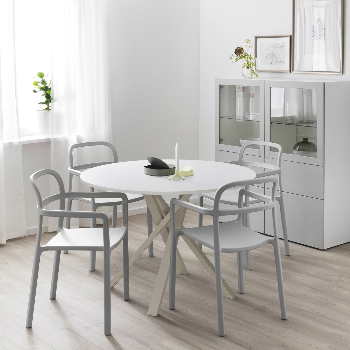 Il tavolo rotondo Mariedamm di Ikea ha una resistente struttura in metallo con rivestimento a polvere con gambe incrociate che conferisce un look moderno adatto sia alla cucina che al soggiorno; è completata da un piano bianco effetto pietra impermeabile. È una soluzione pratica anche per chi ha poco spazio, viste le sue dimensioni ridotte: il diametro è di 105 cm, l'altezza di 75 cm. Prezzo 199 euro. www.ikea.com Il tavolo rotondo Mariedamm di Ikea ha una resistente struttura in metallo con rivestimento a polvere con gambe incrociate che conferisce un look moderno adatto sia alla cucina che al soggiorno; è completata da un piano bianco effetto pietra impermeabile. È una soluzione pratica anche per chi ha poco spazio, viste le sue dimensioni ridotte: il diametro è di 105 cm, l'altezza di 75 cm. Prezzo 199 euro. www.ikea.com