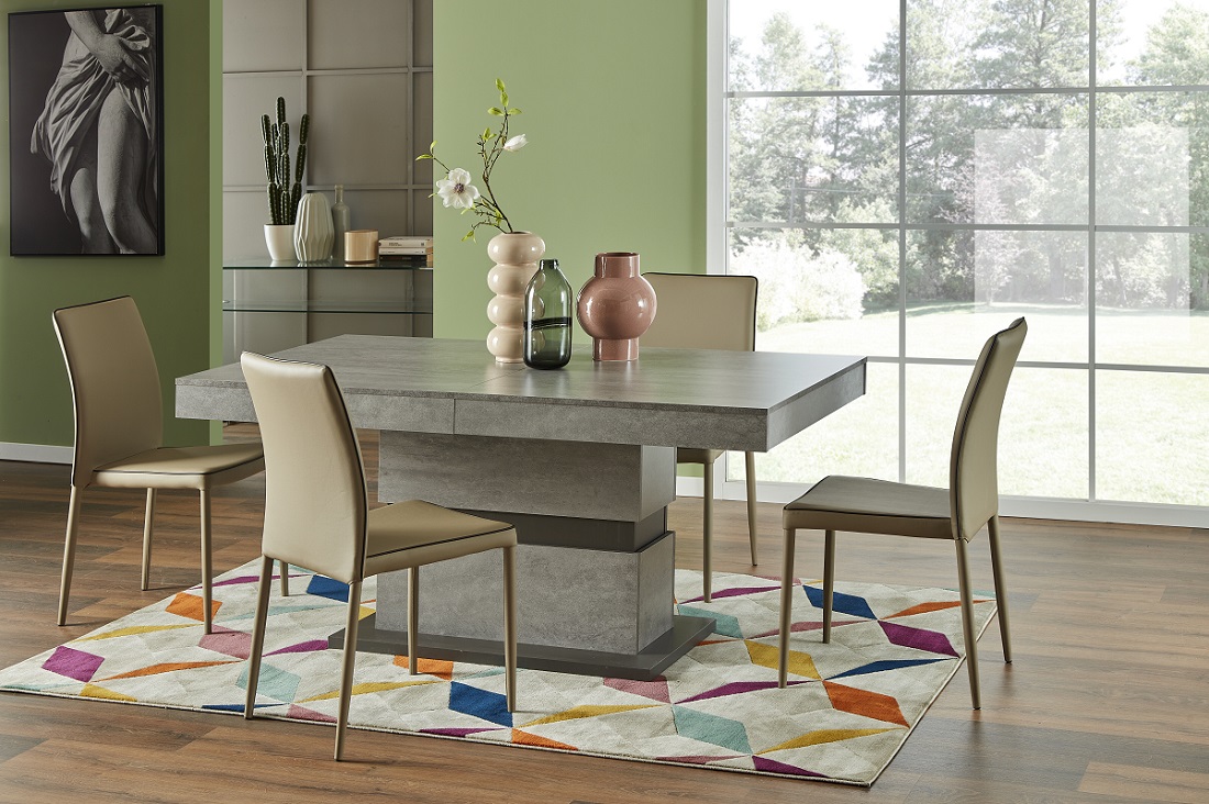 Il tavolo allungabile Marlene di Conforama, con il suo supporto scultoreo in colore cemento e grigio, si adatta bene ad ambienti dal look moderno e minimal. Anche il piano è in colore cemento e grigio; si allunga fino a 220 cm, arrivando ad ospitare da 6 ad 8 commensali. Misure L 160 x P 90 x H 75 cm. Prezzo 352 euro. www.conforama.it Il tavolo allungabile Marlene di Conforama, con il suo supporto scultoreo in colore cemento e grigio, si adatta bene ad ambienti dal look moderno e minimal. Anche il piano è in colore cemento e grigio; si allunga fino a 220 cm, arrivando ad ospitare da 6 ad 8 commensali. Misure L 160 x P 90 x H 75 cm. Prezzo 352 euro. www.conforama.it