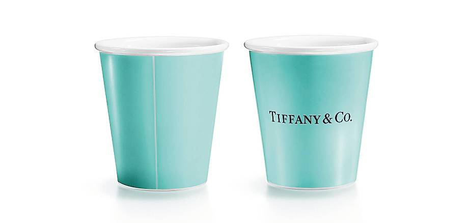 In porcellana fine, le tazze da caffè di Tiffany & Co. sono lavabili in lavastoviglie, ma non adatte al microonde. Misurano Ø 8,9 x H 9,4 cm. Il set di due costa 200 euro. www.tiffany.it