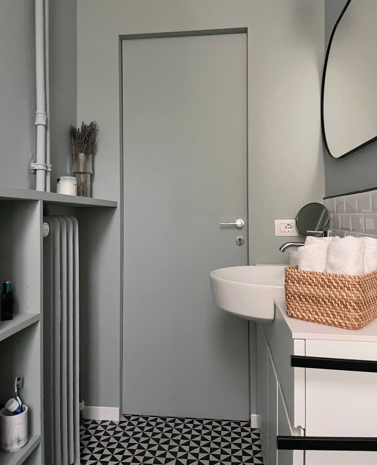 Vista calorifero in bagno dentro scaffale Vista calorifero in bagno dentro scaffale