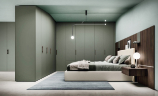 È dotato di un modulo angolare e di uno con cassettoni il modello Alterna di Zalf che è completamente chiuso da ante a battente Plana, nella finitura ottanio, con le maniglie Bench nella finitura lignum dark e Grip ottanio. Misura L 374,5 x P 322,5 x H 259,2 cm. Prezzo su misura. www.zalf.com È dotato di un modulo angolare e di uno con cassettoni il modello Alterna di Zalf che è completamente chiuso da ante a battente Plana, nella finitura ottanio, con le maniglie Bench nella finitura lignum dark e Grip ottanio. Misura L 374,5 x P 322,5 x H 259,2 cm. Prezzo su misura. www.zalf.com