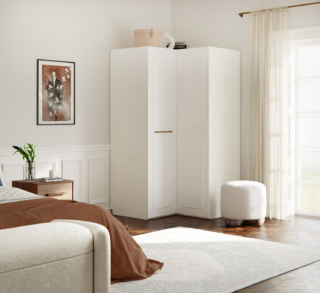 Dimensioni contenute per l'armadio componibile Charlotte di Westwing Collection che trova posto in un angolo della camera anche se piccola. Le ante modanate rivestite in melamina bianca sono impreziosite dalla presenza di maniglie in metallo ottonato con finitura anticata. Internamente è dotato di due aste appendiabiti e due ripiani regolabili in altezza. Misura L 115 x P 62 x H 200 cm. Prezzo 1.599 euro. www.westwing.it Dimensioni contenute per l'armadio componibile Charlotte di Westwing Collection che trova posto in un angolo della camera anche se piccola. Le ante modanate rivestite in melamina bianca sono impreziosite dalla presenza di maniglie in metallo ottonato con finitura anticata. Internamente è dotato di due aste appendiabiti e due ripiani regolabili in altezza. Misura L 115 x P 62 x H 200 cm. Prezzo 1.599 euro. www.westwing.it