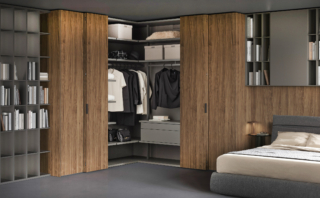 Il modulo ad angolo Freedhome di Caccaro si trasforma in una cabina armadio capiente e scenografica, che con il calore del Noce abbraccia la zona notte e evoca un'atmosfera intima e accogliente. Misura L 189,2/186,5 x P 62,7 x H 263,6 cm. Prezzo 9.230 euro + IVA. www.caccaro.com Il modulo ad angolo Freedhome di Caccaro si trasforma in una cabina armadio capiente e scenografica, che con il calore del Noce abbraccia la zona notte e evoca un'atmosfera intima e accogliente. Misura L 189,2/186,5 x P 62,7 x H 263,6 cm. Prezzo 9.230 euro + IVA. www.caccaro.com