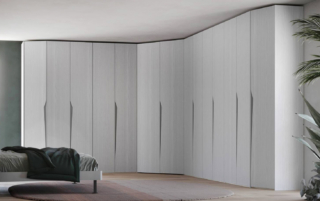 Il grande armadio angolare New Zenit di Giessegi ha le ante a battente, con maniglie a gola, in nobilitato Nuvola Frassinato con venatura a vista che si trasforma in elemento decorativo. Ogni modulo è dotato di un ripiano, di una maniglia e della chiusura delle ante ammortizzata. Misura L.359,8/457,8 x P 61 x H.262 cm. Prezzo 5.278 euro + IVA. www.giessegi.it Il grande armadio angolare New Zenit di Giessegi ha le ante a battente, con maniglie a gola, in nobilitato Nuvola Frassinato con venatura a vista che si trasforma in elemento decorativo. Ogni modulo è dotato di un ripiano, di una maniglia e della chiusura delle ante ammortizzata. Misura L.359,8/457,8 x P 61 x H.262 cm. Prezzo 5.278 euro + IVA. www.giessegi.it