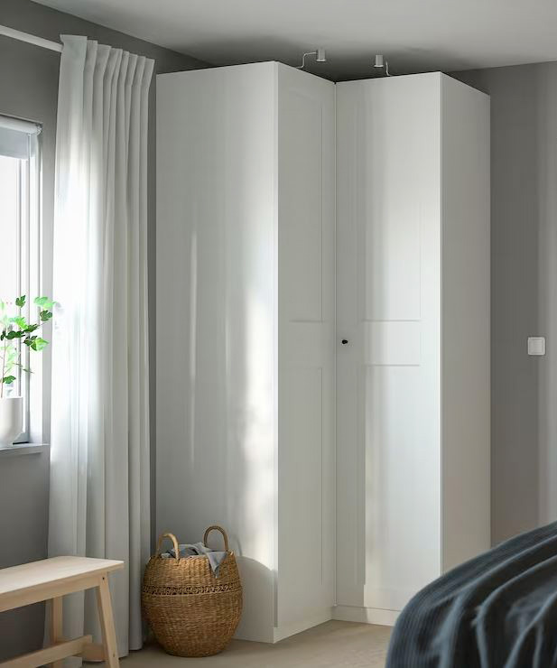 Dimensioni contenute, grande capienza e un ottimo rapporto qualità/prezzo per il modello bianco Pax con ante Grimo di Ikea Italia che può essere ampliato nel tempo. Internamente sono presenti due bastoni appendiabiti e un ripiano Misura L 110/110 x P 58 x H 236 cm. Prezzo 420 euro. www.ikea.com Dimensioni contenute, grande capienza e un ottimo rapporto qualità/prezzo per il modello bianco Pax con ante Grimo di Ikea Italia che può essere ampliato nel tempo. Internamente sono presenti due bastoni appendiabiti e un ripiano Misura L 110/110 x P 58 x H 236 cm. Prezzo 420 euro. www.ikea.com