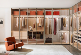 Fa parte del sistema modulare Storage di Porro l'armadio ad angolo con le ante a battenti in cristallo che permettono di esporre abiti e accessori come in una vetrina. L'attrezzatura interna, ripiani, aste appendiabiti, cassettiere, scarpiera, portaborse, è personalizzabile in base alle esigenze; è prodotto su disegno. Prezzo su richiesta. www.porro.com Fa parte del sistema modulare Storage di Porro l'armadio ad angolo con le ante a battenti in cristallo che permettono di esporre abiti e accessori come in una vetrina. L'attrezzatura interna, ripiani, aste appendiabiti, cassettiere, scarpiera, portaborse, è personalizzabile in base alle esigenze; è prodotto su disegno. Prezzo su richiesta. www.porro.com