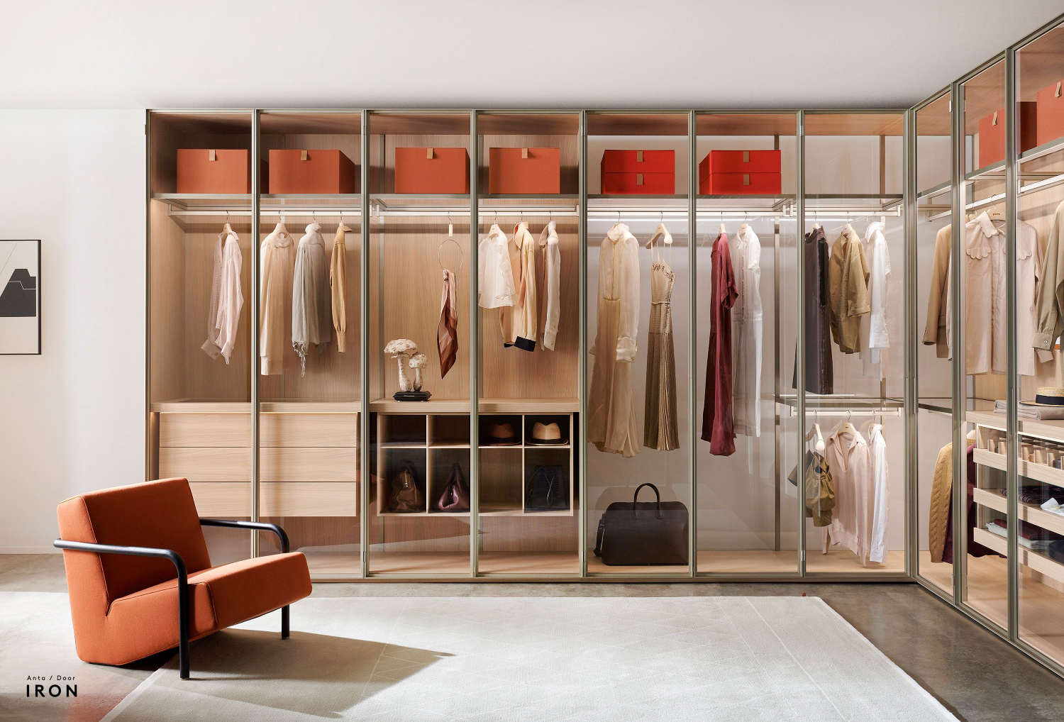 Fa parte del sistema modulare Storage di Porro l'armadio ad angolo con le ante a battenti in cristallo che permettono di esporre abiti e accessori come in una vetrina. L'attrezzatura interna, ripiani, aste appendiabiti, cassettiere, scarpiera, portaborse, è personalizzabile in base alle esigenze; è prodotto su disegno. Prezzo su richiesta. www.porro.com Fa parte del sistema modulare Storage di Porro l'armadio ad angolo con le ante a battenti in cristallo che permettono di esporre abiti e accessori come in una vetrina. L'attrezzatura interna, ripiani, aste appendiabiti, cassettiere, scarpiera, portaborse, è personalizzabile in base alle esigenze; è prodotto su disegno. Prezzo su richiesta. www.porro.com