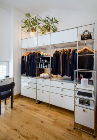 Tutto a vista con la composizione angolare USM Haller di USM Modular Furniture che è caratterizzata dall'iconica struttura in acciaio cromato con pannelli in metallo verniciato a polveri nella colorazione Bianco Pure. Non è solo funzionale, ma anche green perché permette di sistemare una serie di vasi per piante grazie alla presenza dei pannelli forati “Un Mondo di piante”. Il modulo base L 25 x P 25 x H 10 cm. Prezzo a partire da 390 euro. www.usm.com Tutto a vista con la composizione angolare USM Haller di USM Modular Furniture che è caratterizzata dall'iconica struttura in acciaio cromato con pannelli in metallo verniciato a polveri nella colorazione Bianco Pure. Non è solo funzionale, ma anche green perché permette di sistemare una serie di vasi per piante grazie alla presenza dei pannelli forati “Un Mondo di piante”. Il modulo base L 25 x P 25 x H 10 cm. Prezzo a partire da 390 euro. www.usm.com