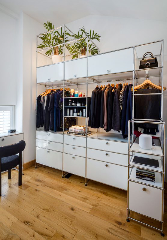 Tutto a vista con la composizione angolare USM Haller di USM Modular Furniture che è caratterizzata dall'iconica struttura in acciaio cromato con pannelli in metallo verniciato a polveri nella colorazione Bianco Pure. Non è solo funzionale, ma anche green perché permette di sistemare una serie di vasi per piante grazie alla presenza dei pannelli forati “Un Mondo di piante”. Il modulo base L 25 x P 25 x H 10 cm. Prezzo a partire da 390 euro. www.usm.com Tutto a vista con la composizione angolare USM Haller di USM Modular Furniture che è caratterizzata dall'iconica struttura in acciaio cromato con pannelli in metallo verniciato a polveri nella colorazione Bianco Pure. Non è solo funzionale, ma anche green perché permette di sistemare una serie di vasi per piante grazie alla presenza dei pannelli forati “Un Mondo di piante”. Il modulo base L 25 x P 25 x H 10 cm. Prezzo a partire da 390 euro. www.usm.com