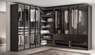 Le ante in vetro Fumé trasparente, dotate di telaio in metallo nella finitura Grigio Antracite e maniglie integrate, caratterizzano l'armadio ad angolo Walk-in Fluida di Scavolini che ha lo schienale in Impiallacciato Rovere Carbone. Gli accessori interni Support nella finitura Metal Grey, come appendiabiti, vassoio multiuso, porta orologi e portagioie, aste porta pantaloni, porta scarpe, e  il sistema di illuminazione Magical completano la composizione. Prezzo su richiesta. www.scavolini.com Le ante in vetro Fumé trasparente, dotate di telaio in metallo nella finitura Grigio Antracite e maniglie integrate, caratterizzano l'armadio ad angolo Walk-in Fluida di Scavolini che ha lo schienale in Impiallacciato Rovere Carbone. Gli accessori interni Support nella finitura Metal Grey, come appendiabiti, vassoio multiuso, porta orologi e portagioie, aste porta pantaloni, porta scarpe, e  il sistema di illuminazione Magical completano la composizione. Prezzo su richiesta. www.scavolini.com