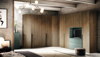 La composizione utility ad angolo U460 della linea Zenith di Moretti Compact Giorno Notte è chiuso da ante a battenti Libeccio in essenza Rovere Fiammato ed è dotato di una pratica cassettiera con vano porta tv in laccato verde Muschio che dà vita ad un raffinato contrasto. Misura L 332/412,2 x P 62 x H 257 cm. Prezzo 5.924 euro. giornonotte.moretticompact.it La composizione utility ad angolo U460 della linea Zenith di Moretti Compact Giorno Notte è chiuso da ante a battenti Libeccio in essenza Rovere Fiammato ed è dotato di una pratica cassettiera con vano porta tv in laccato verde Muschio che dà vita ad un raffinato contrasto. Misura L 332/412,2 x P 62 x H 257 cm. Prezzo 5.924 euro. giornonotte.moretticompact.it