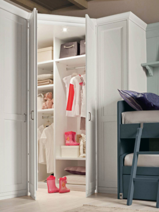 La cabina armadio ad angolo di Scandola Mobili è chiusa da ante modanate in pregiato legno massello in una colorazione chiara che la rende facile da ambientare; la cornice superiore e lo zoccolo la rendono elegantemente classica. È disponibile con varie opzioni di ante, maniglie e accessori interni; inoltre, è personalizzabile su misura. Misura L 125 x P 125 x H 238,7 cm. Prezzo 2.421 euro + IVA. www.scandolamobili.it La cabina armadio ad angolo di Scandola Mobili è chiusa da ante modanate in pregiato legno massello in una colorazione chiara che la rende facile da ambientare; la cornice superiore e lo zoccolo la rendono elegantemente classica. È disponibile con varie opzioni di ante, maniglie e accessori interni; inoltre, è personalizzabile su misura. Misura L 125 x P 125 x H 238,7 cm. Prezzo 2.421 euro + IVA. www.scandolamobili.it