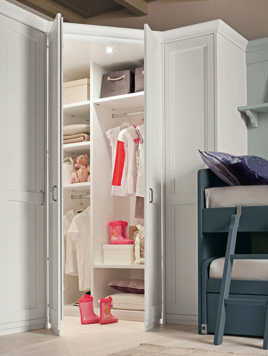 La cabina armadio ad angolo di Scandola Mobili è chiusa da ante modanate in pregiato legno massello in una colorazione chiara che la rende facile da ambientare; la cornice superiore e lo zoccolo la rendono elegantemente classica. È disponibile con varie opzioni di ante, maniglie e accessori interni; inoltre, è personalizzabile su misura. Misura L 125 x P 125 x H 238,7 cm. Prezzo 2.421 euro + IVA. www.scandolamobili.it La cabina armadio ad angolo di Scandola Mobili è chiusa da ante modanate in pregiato legno massello in una colorazione chiara che la rende facile da ambientare; la cornice superiore e lo zoccolo la rendono elegantemente classica. È disponibile con varie opzioni di ante, maniglie e accessori interni; inoltre, è personalizzabile su misura. Misura L 125 x P 125 x H 238,7 cm. Prezzo 2.421 euro + IVA. www.scandolamobili.it