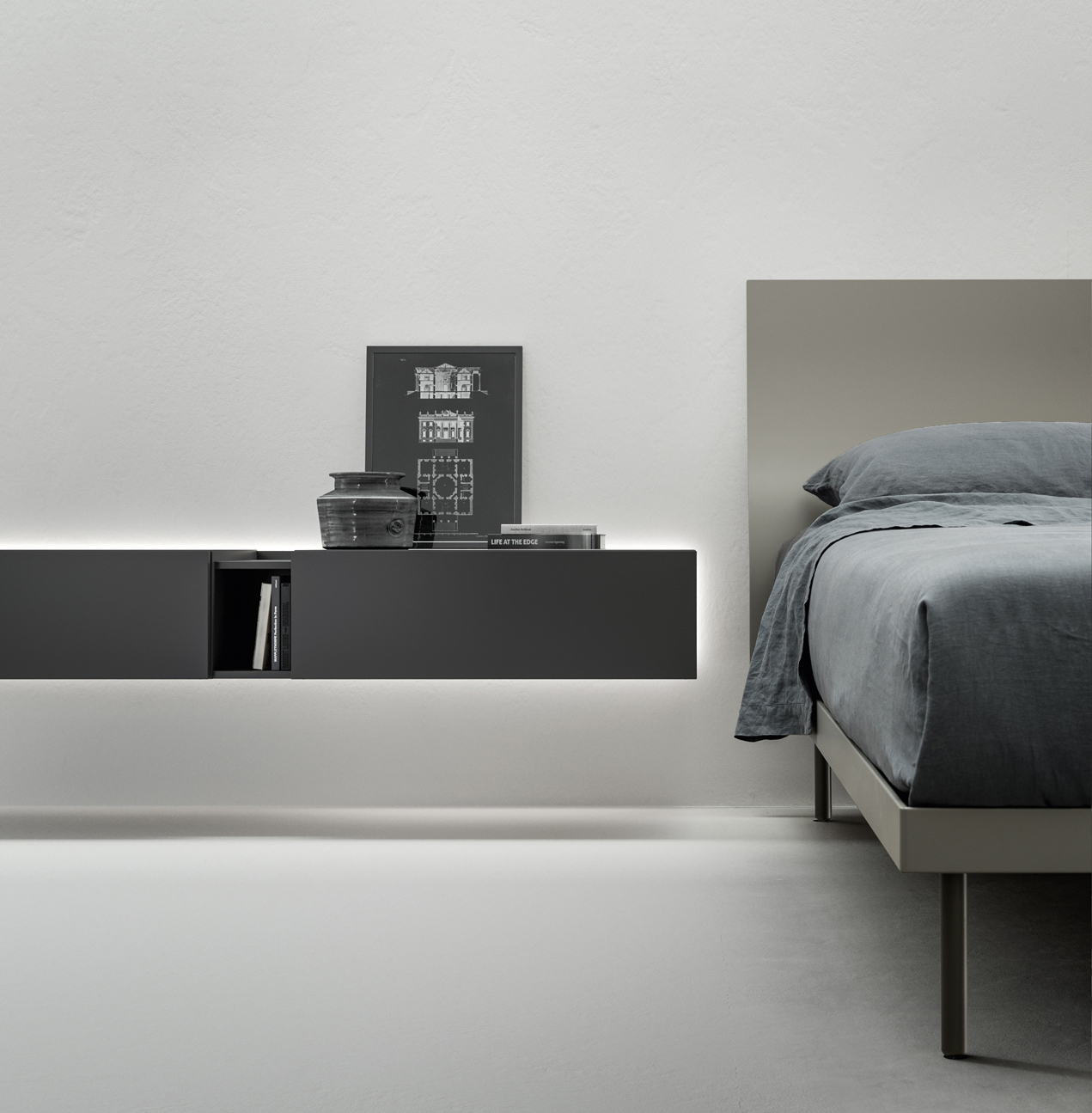 Offre un'ampia superficie di appoggio la composizione sospesa Filnox di Caccaro che si sviluppa orizzontalmente; è dotata di un vano a giorno centrale che è comodo e scenografico. È realizzata in laccato opaco nero stout che la trasforma in un segno grafico sulla parete bianca. Misura L 165 x 47,3 x H 24 cm. Prezzo 1.888 euro + IVA. www.caccaro.com Offre un'ampia superficie di appoggio la composizione sospesa Filnox di Caccaro che si sviluppa orizzontalmente; è dotata di un vano a giorno centrale che è comodo e scenografico. È realizzata in laccato opaco nero stout che la trasforma in un segno grafico sulla parete bianca. Misura L 165 x 47,3 x H 24 cm. Prezzo 1.888 euro + IVA. www.caccaro.com