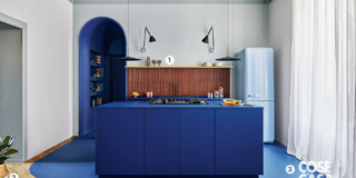 cucina con isola blu