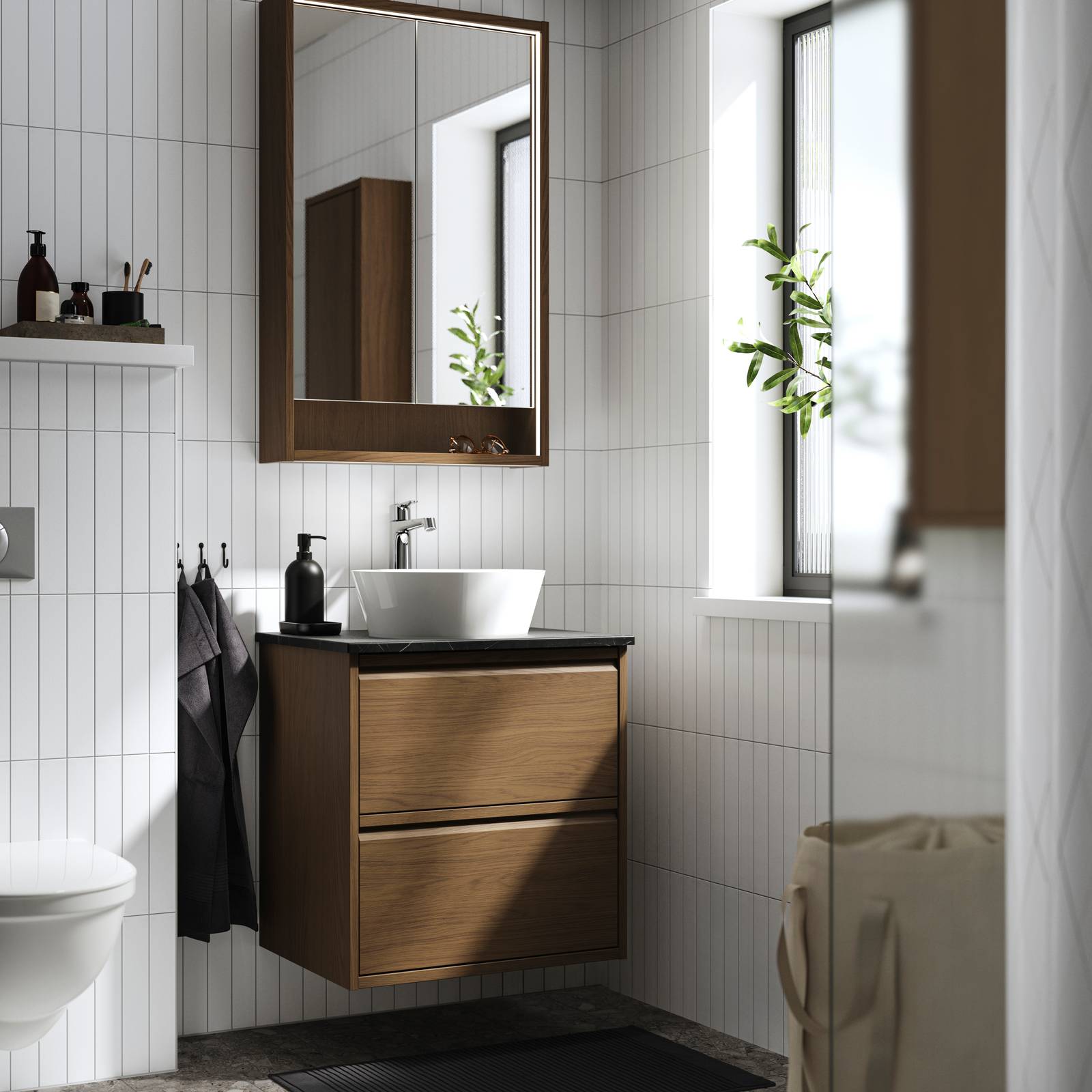 ÄNGSJÖN mobile lavabo con cassetti. Prezzo 119 euro; misura  60x48x63 cm, marrone effetto rovere.
TOLKEN piano d’appoggio 62 cm, prezzo 56 euro.
KATTEVIK lavabo d’appoggio 99 euro. ÄNGSJÖN mobile lavabo con cassetti. Prezzo 119 euro; misura  60x48x63 cm, marrone effetto rovere.
TOLKEN piano d’appoggio 62 cm, prezzo 56 euro.
KATTEVIK lavabo d’appoggio 99 euro.