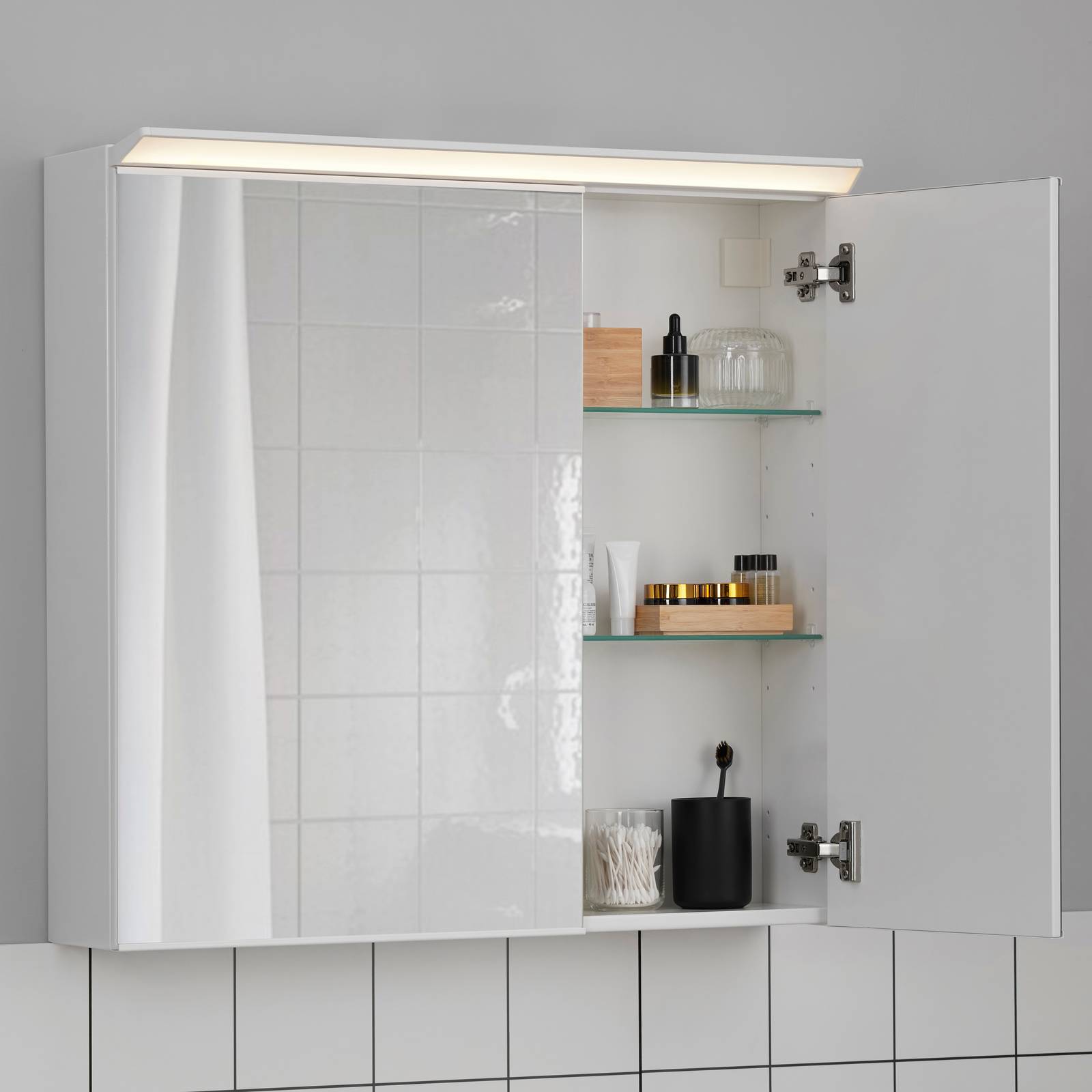 Il mobile specchio TREASJÖN di Ikea ottimizza lo spazio a parete e, abbinato all'illuminazione a LED, diffonde in bagno una luce uniforme, ideale come illuminazione generale del bagno. Le ante di diverse larghezze creano uno stile originale e sono pratiche perché permettono di specchiarsi su una superficie ampia e di prendere subito ciò che serve aprendo l'anta piccola. I ripiani regolabili permettono di adattare lo spazio interno in base alle esigenze. Inoltre, sono in vetro temprato, un materiale che li rende particolarmente resistenti al calore, agli urti e ai pesi elevati. Si può montare l'anta larga a destra o a sinistra, in base alle proprie esigenze. Da 80x17x75 cm con 2 ante e illuminazione integrata prezzo 149 euro. Il mobile specchio TREASJÖN di Ikea ottimizza lo spazio a parete e, abbinato all'illuminazione a LED, diffonde in bagno una luce uniforme, ideale come illuminazione generale del bagno. Le ante di diverse larghezze creano uno stile originale e sono pratiche perché permettono di specchiarsi su una superficie ampia e di prendere subito ciò che serve aprendo l'anta piccola. I ripiani regolabili permettono di adattare lo spazio interno in base alle esigenze. Inoltre, sono in vetro temprato, un materiale che li rende particolarmente resistenti al calore, agli urti e ai pesi elevati. Si può montare l'anta larga a destra o a sinistra, in base alle proprie esigenze. Da 80x17x75 cm con 2 ante e illuminazione integrata prezzo 149 euro.