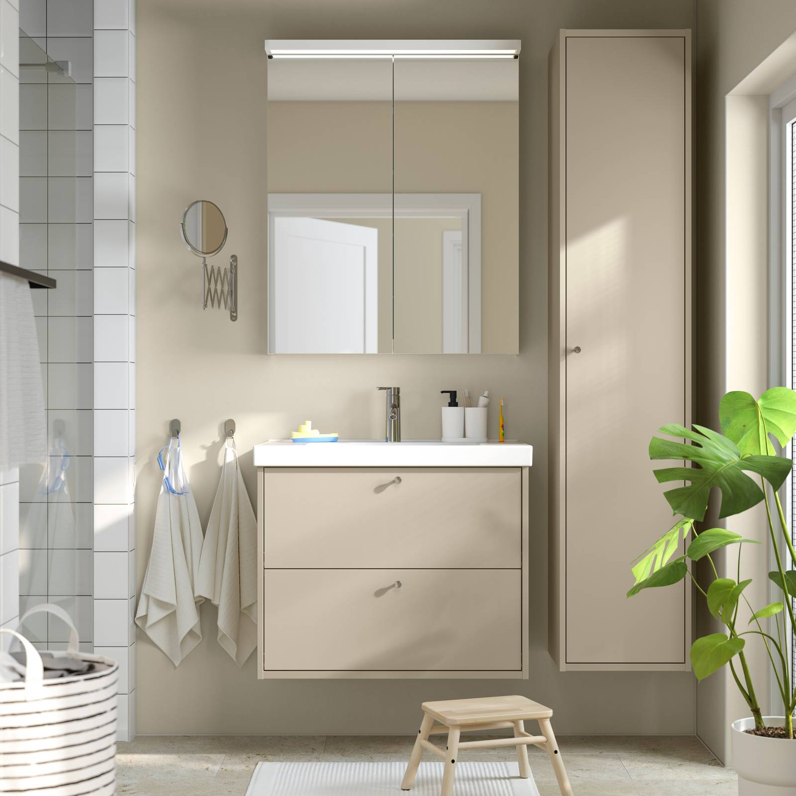 HAVBÄCK mobile lavabo beige, con cassetti, 80 cm, prezzo 159 euro.
ORRSJON lavabo incassato prezzo 90 euro.
RÄNNILEN sifone prezzo 10 euro. HAVBÄCK mobile lavabo beige, con cassetti, 80 cm, prezzo 159 euro.
ORRSJON lavabo incassato prezzo 90 euro.
RÄNNILEN sifone prezzo 10 euro.