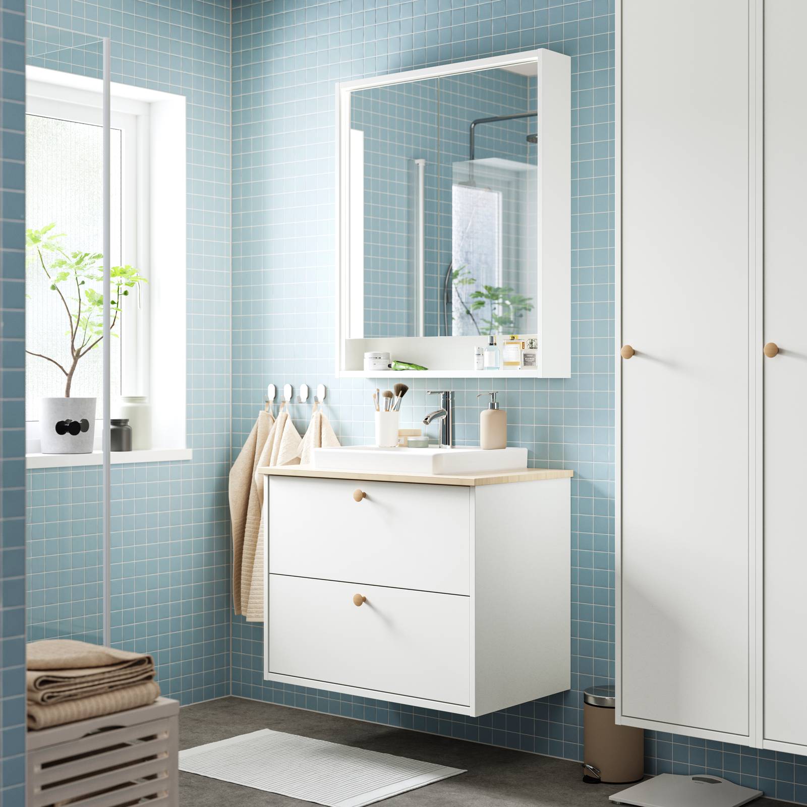 Il mobile specchio FAXÄLVEN di Ikea usa lo spazio a parete in modo intelligente, nascondendo gli oggetti ingombranti dietro le ante e tenendo tutto ciò che si usa quotidianamente, come lenti a contatto o gioielli, sul ripiano a giorno sottostante. L'illuminazione integrata all'esterno e all'interno aiuta a prepararsi per la giornata. Si può regolare con l'interruttore di alimentazione/dimmer wireless RODRET, venduto a parte. Da 80x15x95 cm, con illuminazione integrata prezzo 279 euro. Il mobile specchio FAXÄLVEN di Ikea usa lo spazio a parete in modo intelligente, nascondendo gli oggetti ingombranti dietro le ante e tenendo tutto ciò che si usa quotidianamente, come lenti a contatto o gioielli, sul ripiano a giorno sottostante. L'illuminazione integrata all'esterno e all'interno aiuta a prepararsi per la giornata. Si può regolare con l'interruttore di alimentazione/dimmer wireless RODRET, venduto a parte. Da 80x15x95 cm, con illuminazione integrata prezzo 279 euro.