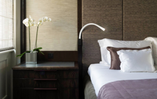 Discreta ed essenziale Flexiled di Contardi Lighting è la soluzione ideale per chi desidera leggere a letto, infatti può essere facilmente orientata sulle pagine da illuminare; è caratterizzata da un elevato livello di ingegnerizzazione e dissipazione del Led che garantisce che la temperatura sulla testa rimanga entro i limiti standard anche dopo 24 ore di utilizzo ininterrotto. Il braccio flessibile è ricoperto da una maglia in acciaio intrecciato avvolta da un rivestimento in pelle avorio con doppia cucitura ai lati. Misura Ø 3 x L 60 cm. Prezzo a partire da 384,30 euro. www.contardi-italia.it Discreta ed essenziale Flexiled di Contardi Lighting è la soluzione ideale per chi desidera leggere a letto, infatti può essere facilmente orientata sulle pagine da illuminare; è caratterizzata da un elevato livello di ingegnerizzazione e dissipazione del Led che garantisce che la temperatura sulla testa rimanga entro i limiti standard anche dopo 24 ore di utilizzo ininterrotto. Il braccio flessibile è ricoperto da una maglia in acciaio intrecciato avvolta da un rivestimento in pelle avorio con doppia cucitura ai lati. Misura Ø 3 x L 60 cm. Prezzo a partire da 384,30 euro. www.contardi-italia.it