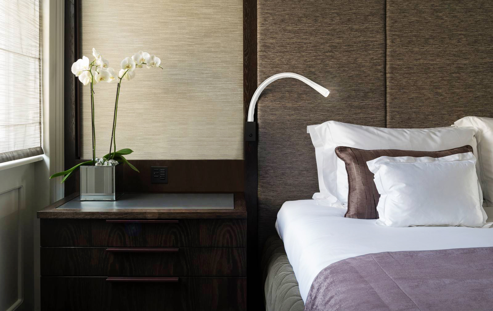 Discreta ed essenziale Flexiled di Contardi Lighting è la soluzione ideale per chi desidera leggere a letto, infatti può essere facilmente orientata sulle pagine da illuminare; è caratterizzata da un elevato livello di ingegnerizzazione e dissipazione del Led che garantisce che la temperatura sulla testa rimanga entro i limiti standard anche dopo 24 ore di utilizzo ininterrotto. Il braccio flessibile è ricoperto da una maglia in acciaio intrecciato avvolta da un rivestimento in pelle avorio con doppia cucitura ai lati. Misura Ø 3 x L 60 cm. Prezzo a partire da 384,30 euro. www.contardi-italia.it Discreta ed essenziale Flexiled di Contardi Lighting è la soluzione ideale per chi desidera leggere a letto, infatti può essere facilmente orientata sulle pagine da illuminare; è caratterizzata da un elevato livello di ingegnerizzazione e dissipazione del Led che garantisce che la temperatura sulla testa rimanga entro i limiti standard anche dopo 24 ore di utilizzo ininterrotto. Il braccio flessibile è ricoperto da una maglia in acciaio intrecciato avvolta da un rivestimento in pelle avorio con doppia cucitura ai lati. Misura Ø 3 x L 60 cm. Prezzo a partire da 384,30 euro. www.contardi-italia.it