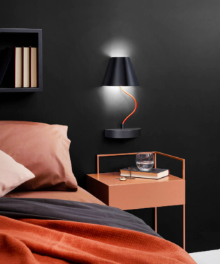 Lapilla di Ronda Design è una lampada a parete magnetica ideata per completare il sistema di boiserie metalliche della collezione Magnetika,: è composta da una base e un paralume in metallo verniciato nero collegati da un morbido cavo di alimentazione  rosso. È disponibile anche nella versione ricaricabile con batteria interna. Misura L 20 x P 10 x H 15 cm. Prezzo a partire da 541,68 euro. www.rondadesign.it Lapilla di Ronda Design è una lampada a parete magnetica ideata per completare il sistema di boiserie metalliche della collezione Magnetika,: è composta da una base e un paralume in metallo verniciato nero collegati da un morbido cavo di alimentazione  rosso. È disponibile anche nella versione ricaricabile con batteria interna. Misura L 20 x P 10 x H 15 cm. Prezzo a partire da 541,68 euro. www.rondadesign.it