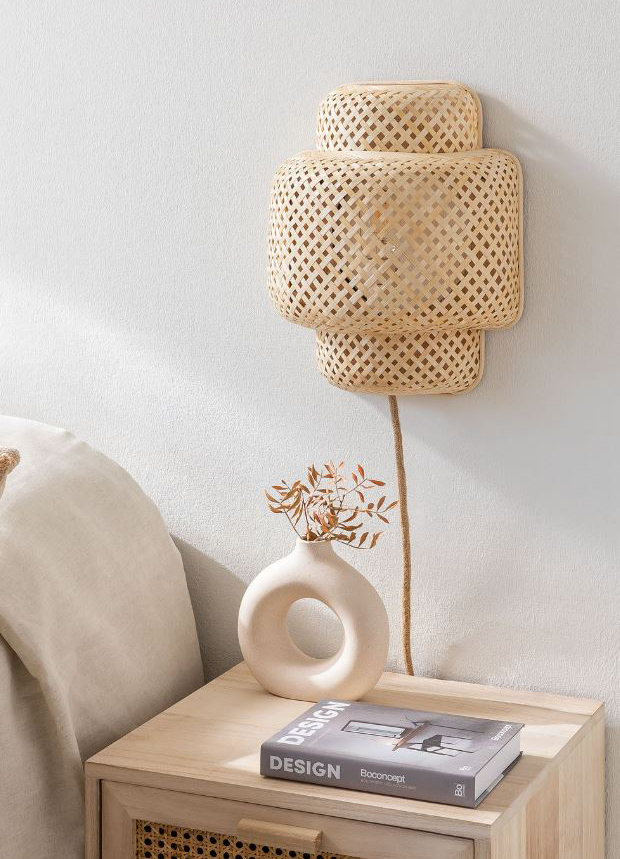 Ispirazione coloniale con la lampada a parete Lexie di Sklum che ha il paralume completamente realizzato in bambù naturale intrecciato, un materiale sostenibile ed ecologico. Una volta accesa dà vita a suggestivi giochi di luce sulla parete e sul comodino. Misura L 30,5 x P 15 x H 37,5 cm. Prezzo 36,95 euro. www.sklum.com Ispirazione coloniale con la lampada a parete Lexie di Sklum che ha il paralume completamente realizzato in bambù naturale intrecciato, un materiale sostenibile ed ecologico. Una volta accesa dà vita a suggestivi giochi di luce sulla parete e sul comodino. Misura L 30,5 x P 15 x H 37,5 cm. Prezzo 36,95 euro. www.sklum.com