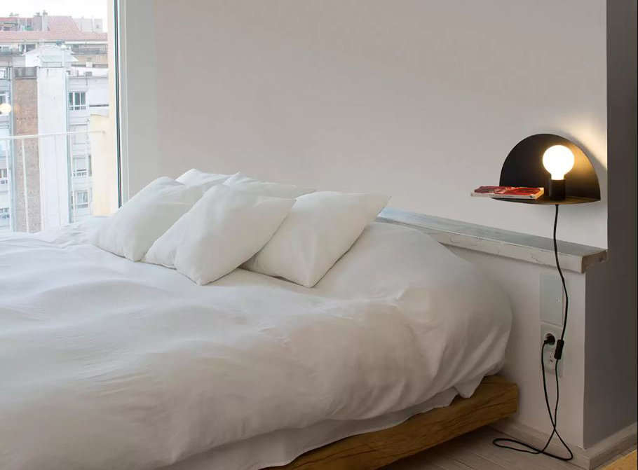 Ha una doppia funzione l'applique Nit di Faro Barcelona in vendita su Lampade.it: è dotata di una comoda mensola che permette di sostituirla al comodino ottimizzando lo spazio. È completamente realizzata in metallo nero e, appesa su una parete bianca, si trasforma in un “segno grafico”. Misura L 40 x P 20 x H 20 cm. Prezzo 94,90 euro. www.lampade.it Ha una doppia funzione l'applique Nit di Faro Barcelona in vendita su Lampade.it: è dotata di una comoda mensola che permette di sostituirla al comodino ottimizzando lo spazio. È completamente realizzata in metallo nero e, appesa su una parete bianca, si trasforma in un “segno grafico”. Misura L 40 x P 20 x H 20 cm. Prezzo 94,90 euro. www.lampade.it