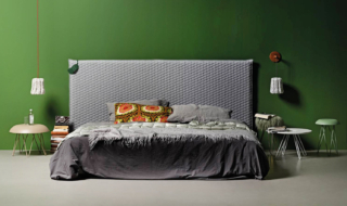 Pura lana proveniente dalle valli del Tirolo, intrecciata a mano e sottoposta ad un trattamento naturale antitarme e acari, per il paralume delle originali lampade Granny di Casamania by Horm. Sono disponibili nelle versioni a sospensione e a parete che possono essere sistemate ai lati del letto per illuminare il piano dei comodini. Misurano Ø 18 x H 21 cm. Prezzo 394,10 euro. www.casamania.it Pura lana proveniente dalle valli del Tirolo, intrecciata a mano e sottoposta ad un trattamento naturale antitarme e acari, per il paralume delle originali lampade Granny di Casamania by Horm. Sono disponibili nelle versioni a sospensione e a parete che possono essere sistemate ai lati del letto per illuminare il piano dei comodini. Misurano Ø 18 x H 21 cm. Prezzo 394,10 euro. www.casamania.it