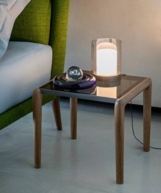 Offre una luce impalpabile e diffusa, che ricorda quella lunare, la lampada da tavolo Alba di Natevo che è composta da un LED a bassa tensione centrale racchiuso in un primo paralume in vetro bo¬rosilicato Pyrex® soffiato e sabbiato e in un secondo paralume che avvolge quasi completamente il primo, in vetro borosilicato Pyrex® con metallizzazione in finitura bronzato. Misura Ø 15 x H 20 cm. Prezzo 915 euro. www.natevo.com Offre una luce impalpabile e diffusa, che ricorda quella lunare, la lampada da tavolo Alba di Natevo che è composta da un LED a bassa tensione centrale racchiuso in un primo paralume in vetro bo¬rosilicato Pyrex® soffiato e sabbiato e in un secondo paralume che avvolge quasi completamente il primo, in vetro borosilicato Pyrex® con metallizzazione in finitura bronzato. Misura Ø 15 x H 20 cm. Prezzo 915 euro. www.natevo.com