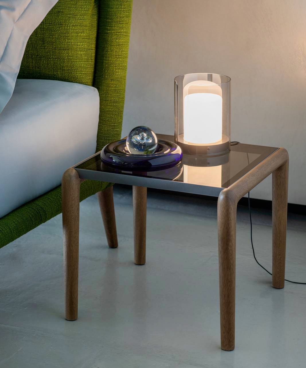 Offre una luce impalpabile e diffusa, che ricorda quella lunare, la lampada da tavolo Alba di Natevo che è composta da un LED a bassa tensione centrale racchiuso in un primo paralume in vetro bo¬rosilicato Pyrex® soffiato e sabbiato e in un secondo paralume che avvolge quasi completamente il primo, in vetro borosilicato Pyrex® con metallizzazione in finitura bronzato. Misura Ø 15 x H 20 cm. Prezzo 915 euro. www.natevo.com Offre una luce impalpabile e diffusa, che ricorda quella lunare, la lampada da tavolo Alba di Natevo che è composta da un LED a bassa tensione centrale racchiuso in un primo paralume in vetro bo¬rosilicato Pyrex® soffiato e sabbiato e in un secondo paralume che avvolge quasi completamente il primo, in vetro borosilicato Pyrex® con metallizzazione in finitura bronzato. Misura Ø 15 x H 20 cm. Prezzo 915 euro. www.natevo.com