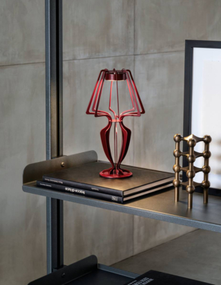 Si ispira alle illustrazioni in 3D la lampada da tavolo Allegra di Riflessi: è composta da una serie di sottili profili sagomati in metallo ottenuti tramite taglio laser color Rubino; è dotata di una comoda piastra Led ricaricabile tramite presa USB  piastra con dispositivo calamitato che consente di spostarla a piacere. Misura Ø  17 x H 30 cm. Prezzo 342 euro. www.riflessi.it Si ispira alle illustrazioni in 3D la lampada da tavolo Allegra di Riflessi: è composta da una serie di sottili profili sagomati in metallo ottenuti tramite taglio laser color Rubino; è dotata di una comoda piastra Led ricaricabile tramite presa USB  piastra con dispositivo calamitato che consente di spostarla a piacere. Misura Ø  17 x H 30 cm. Prezzo 342 euro. www.riflessi.it