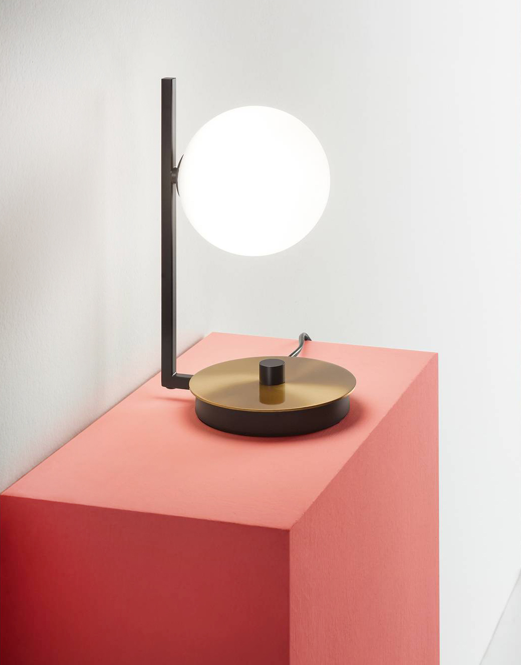 Un diffusore a sfera in vetro soffiato bianco acidato per Birds di Ideal Lux che ha il sostegno in metallo verniciato nero e la base con il disco decorativo in ottone satinato; è presente un cavo di alimentazione in Pvc con interruttore e spina. Misura L 13 x P 16 x H 26,5 cm. Prezzo 105 euro. www.ideal-lux.com Un diffusore a sfera in vetro soffiato bianco acidato per Birds di Ideal Lux che ha il sostegno in metallo verniciato nero e la base con il disco decorativo in ottone satinato; è presente un cavo di alimentazione in Pvc con interruttore e spina. Misura L 13 x P 16 x H 26,5 cm. Prezzo 105 euro. www.ideal-lux.com