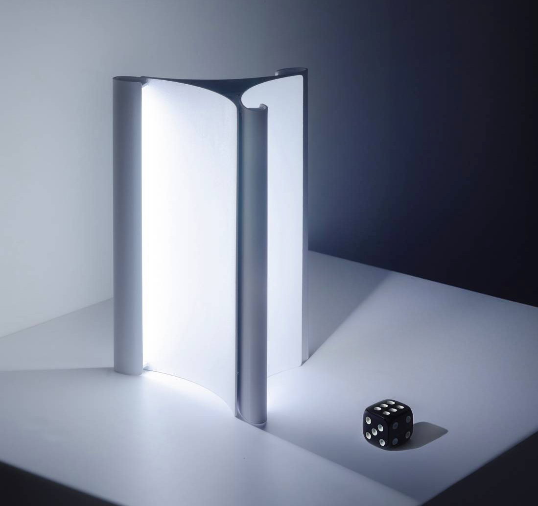 Tre fogli di metallo curvato, in modo identico, e verniciato, con al centro il cilindro contenente la batteria, per la lampada Elica di Lumere che propone un'illuminazione “a taglio”. Offre tre intensità di luce tra cui scegliere ed è disponibile in diverse colorazioni per adattarsi a qualsiasi ambbiente. Misura L 13 x P 13 x H 21 cm. Prezzo 280 euro. www.lumere.it Tre fogli di metallo curvato, in modo identico, e verniciato, con al centro il cilindro contenente la batteria, per la lampada Elica di Lumere che propone un'illuminazione “a taglio”. Offre tre intensità di luce tra cui scegliere ed è disponibile in diverse colorazioni per adattarsi a qualsiasi ambbiente. Misura L 13 x P 13 x H 21 cm. Prezzo 280 euro. www.lumere.it