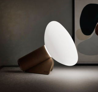 La lampada da tavolo Mug di Midj è caratterizzata da una base rivestita in cuoio, disponibile in diverse varianti di colore, che la trasforma in un oggetto iconico; il diffusore è realizzato in vetro bianco opaco. Il cavo di alimentazione è dotato di interruttore ed è rivestito in seta nera.  Misura L 20 x P 25 x H 22 cm. Prezzo 666,12 euro. www.midj.com La lampada da tavolo Mug di Midj è caratterizzata da una base rivestita in cuoio, disponibile in diverse varianti di colore, che la trasforma in un oggetto iconico; il diffusore è realizzato in vetro bianco opaco. Il cavo di alimentazione è dotato di interruttore ed è rivestito in seta nera.  Misura L 20 x P 25 x H 22 cm. Prezzo 666,12 euro. www.midj.com