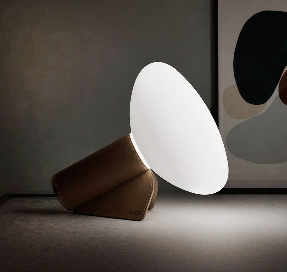 La lampada da tavolo Mug di Midj è caratterizzata da una base rivestita in cuoio, disponibile in diverse varianti di colore, che la trasforma in un oggetto iconico; il diffusore è realizzato in vetro bianco opaco. Il cavo di alimentazione è dotato di interruttore ed è rivestito in seta nera.  Misura L 20 x P 25 x H 22 cm. Prezzo 666,12 euro. www.midj.com La lampada da tavolo Mug di Midj è caratterizzata da una base rivestita in cuoio, disponibile in diverse varianti di colore, che la trasforma in un oggetto iconico; il diffusore è realizzato in vetro bianco opaco. Il cavo di alimentazione è dotato di interruttore ed è rivestito in seta nera.  Misura L 20 x P 25 x H 22 cm. Prezzo 666,12 euro. www.midj.com