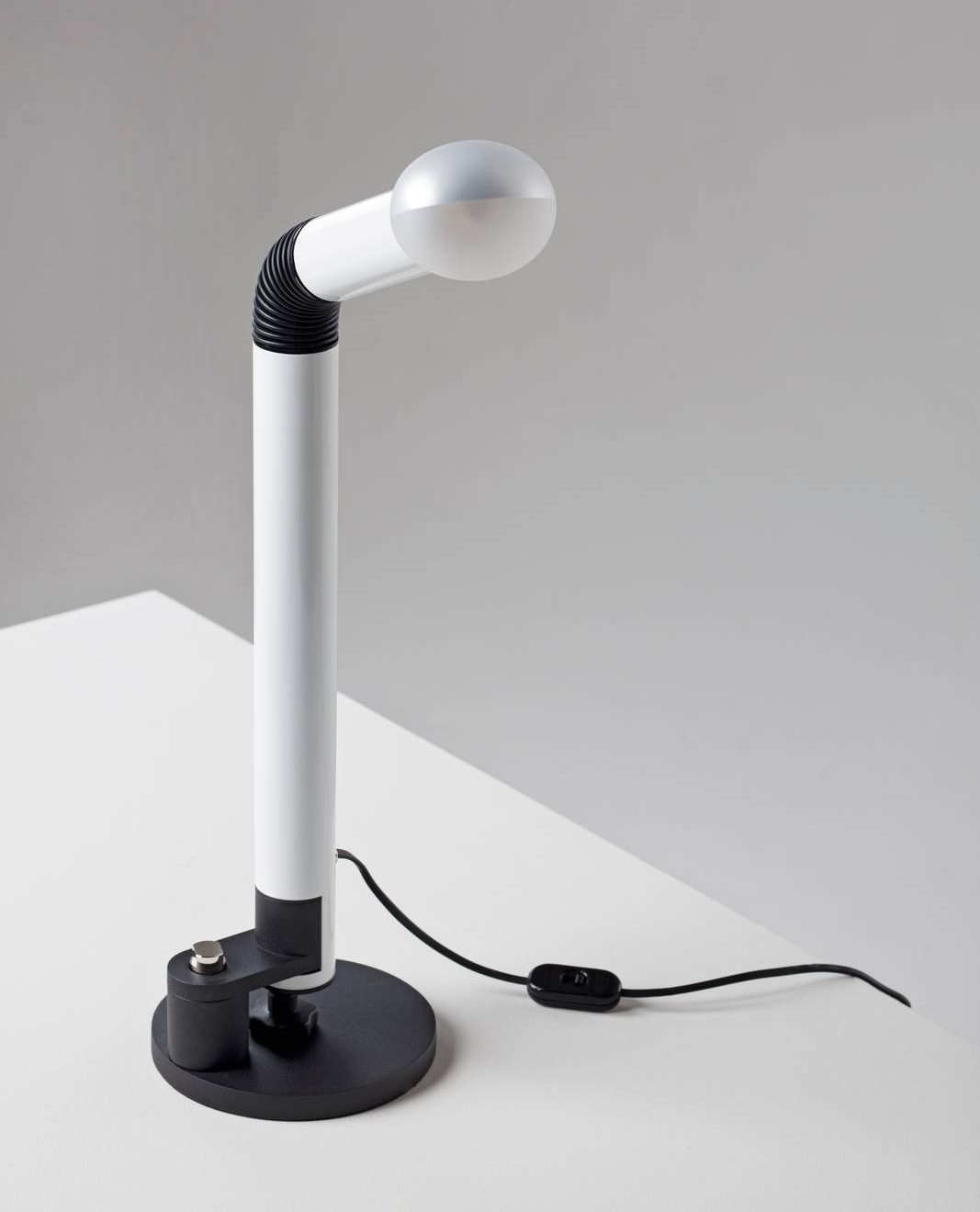 Piccola e pratica la lampada da comodino Periscopio di Stilnovo che può essere orientata a piacere grazie al sistema di rotazione del braccio e allo snodo ricoperto da una gomma flessibile che ricorda quella dei giunti degli astronauti. La particolare sorgente LED, ricoperta per metà da una superficie argentata, consente di evitare l’abbagliamento. Misura29,9x H 67,9 cm. Prezzo 671 euro. www.stilnovo.com Piccola e pratica la lampada da comodino Periscopio di Stilnovo che può essere orientata a piacere grazie al sistema di rotazione del braccio e allo snodo ricoperto da una gomma flessibile che ricorda quella dei giunti degli astronauti. La particolare sorgente LED, ricoperta per metà da una superficie argentata, consente di evitare l’abbagliamento. Misura29,9x H 67,9 cm. Prezzo 671 euro. www.stilnovo.com