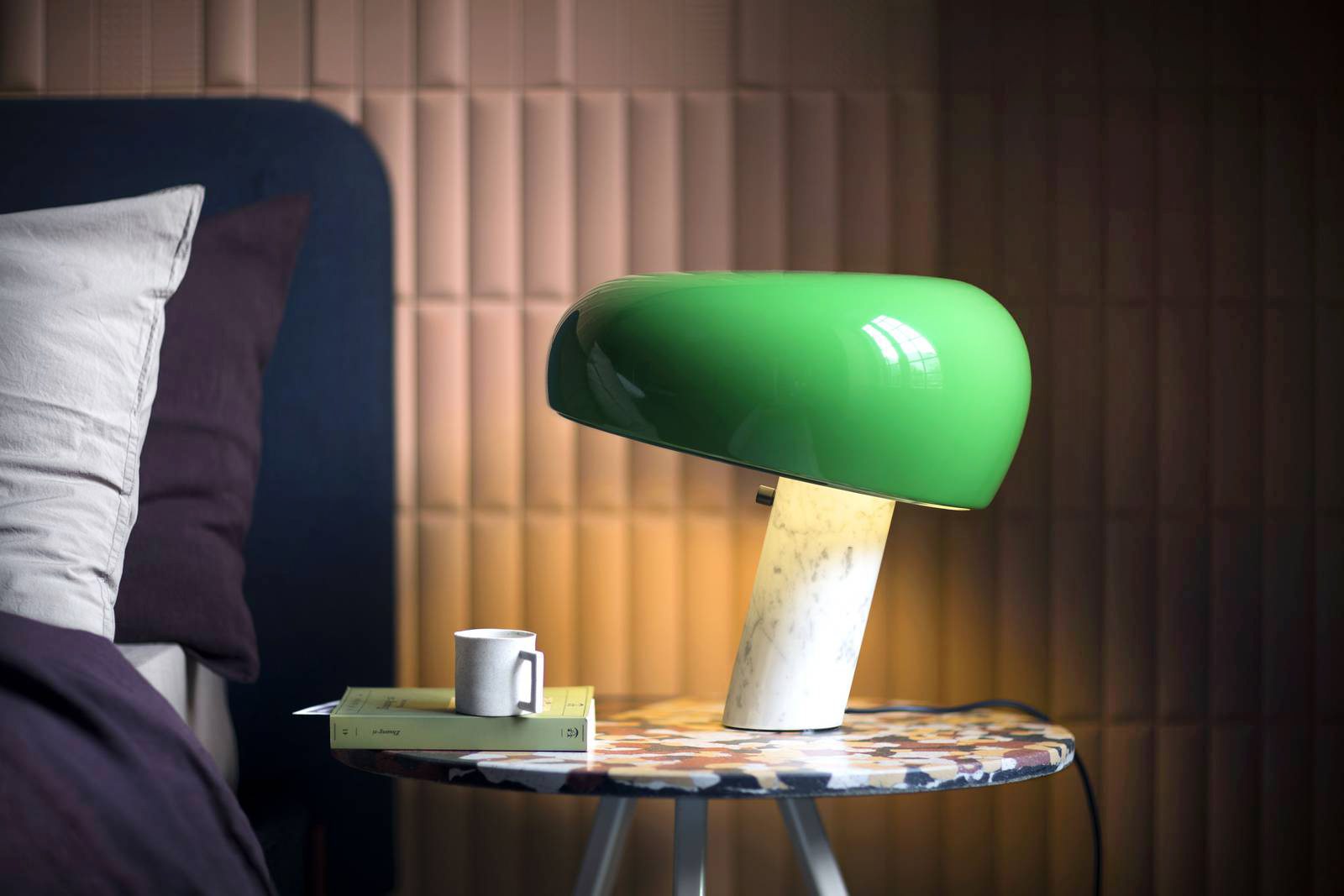 Iconica la lampada da tavolo Snoopy di Flos che ha la base cilindrica realizzata in marmo bianco venato e il riflettore in al	inio verniciato verde che dà vita ad un raffinato contrasto. I materiali pregiati e le dimensioni importanti la trasformano nella protagonista indiscussa della camera da letto. Misura L 39,4 x H 36,4 cm. Prezzo 1.342 euro. www.flos.com Iconica la lampada da tavolo Snoopy di Flos che ha la base cilindrica realizzata in marmo bianco venato e il riflettore in al	inio verniciato verde che dà vita ad un raffinato contrasto. I materiali pregiati e le dimensioni importanti la trasformano nella protagonista indiscussa della camera da letto. Misura L 39,4 x H 36,4 cm. Prezzo 1.342 euro. www.flos.com