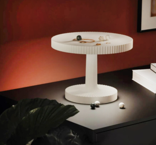 Multifunzione il modello portatile Welcome di Driade che non solo illumina, grazie alla luce diretta a Led, ma può essere usato sul comodino per appoggiare i bijoux prima di andare a dormire. La struttura è completamente realizzata in materiale plastico ABS colorato in massa, il diffusore invece è in PMMA trasparente opalino di colore bianco. È presente un pulsante touch, che indica anche il livello di carica, e permette di regolare l'intensità della luce. Misura Ø 23 x H 17,6 cm. Prezzo 200 euro. www.driade.com Multifunzione il modello portatile Welcome di Driade che non solo illumina, grazie alla luce diretta a Led, ma può essere usato sul comodino per appoggiare i bijoux prima di andare a dormire. La struttura è completamente realizzata in materiale plastico ABS colorato in massa, il diffusore invece è in PMMA trasparente opalino di colore bianco. È presente un pulsante touch, che indica anche il livello di carica, e permette di regolare l'intensità della luce. Misura Ø 23 x H 17,6 cm. Prezzo 200 euro. www.driade.com