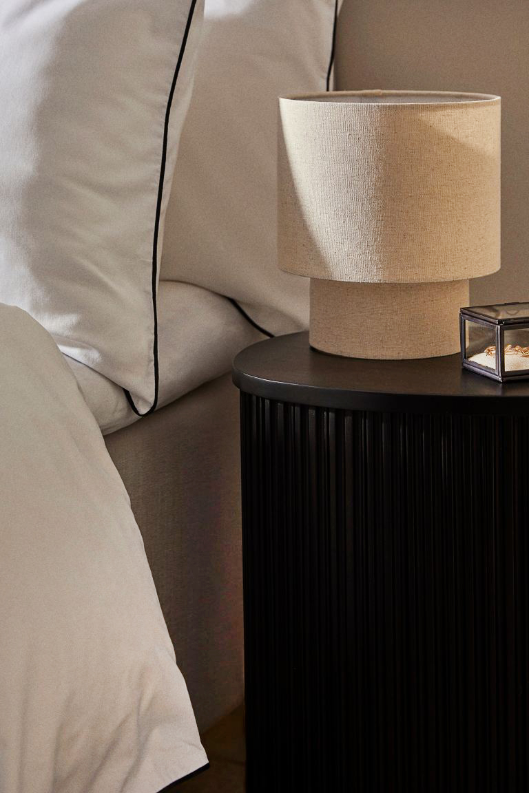 Chic la piccola lampada da tavolo (Numero di articolo:1223602001) di H&M Home con la struttura in metallo completamente rivestita in tessuto effetto lino beige chiaro. La forma compatta e la colorazione chiara la rendono  un pezzo “facile” da ambientare. Misura Ø 20 x H 22 cm.  Prezzo 24,99 euro. www.hm.com Chic la piccola lampada da tavolo (Numero di articolo:1223602001) di H&M Home con la struttura in metallo completamente rivestita in tessuto effetto lino beige chiaro. La forma compatta e la colorazione chiara la rendono  un pezzo “facile” da ambientare. Misura Ø 20 x H 22 cm.  Prezzo 24,99 euro. www.hm.com