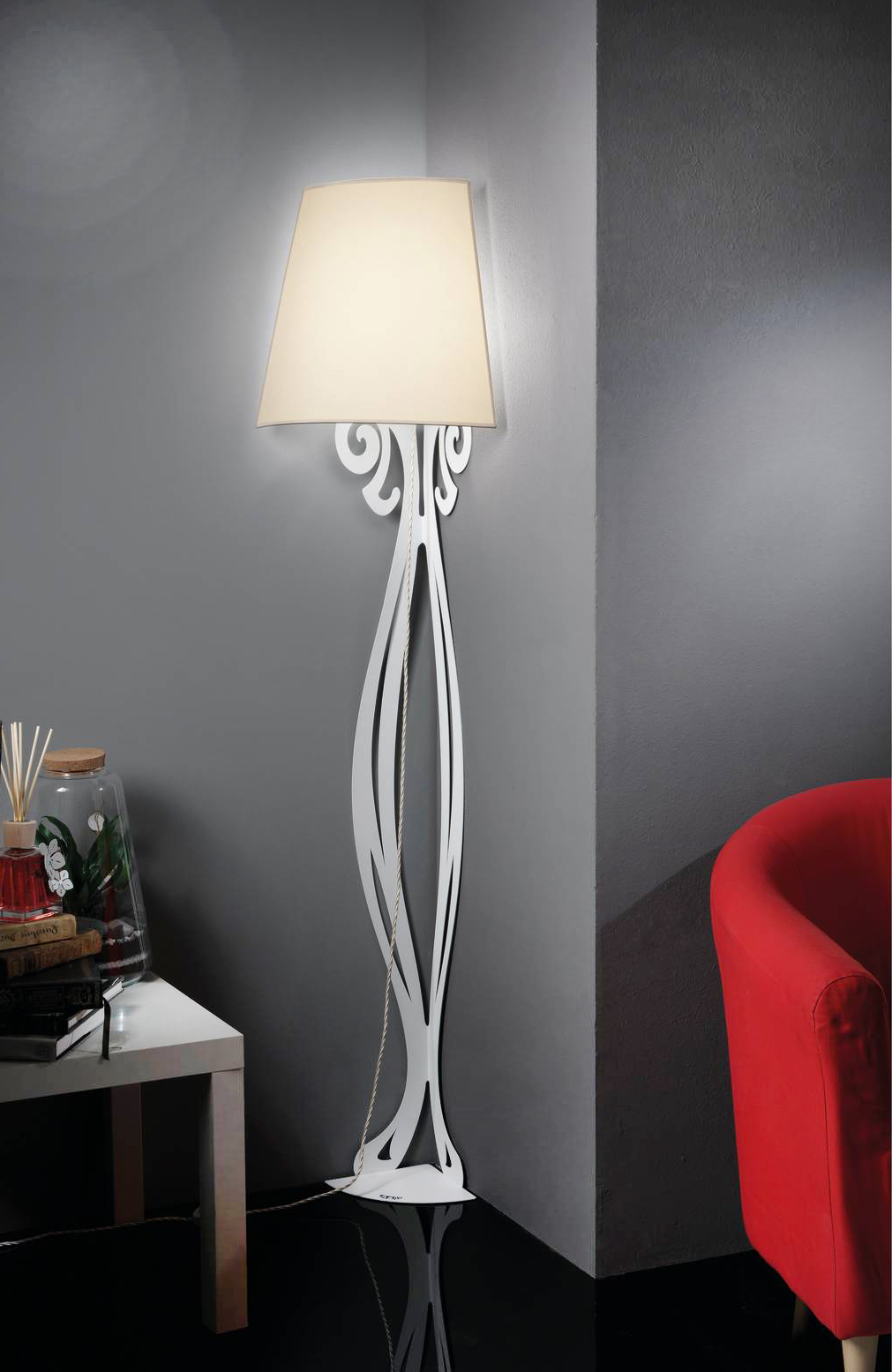 Permette di “sfruttare” al meglio lo spazio nell'angolo la lampada da terra Circeo a Angolo di Arti e Mestieri: ha la struttura in metallo sagomato e verniciato bianco e un paralume dal sapore classico in tessuto color avorio. Misura L 17 x P 17 x H 170 cm. Prezzo 485 euro. www.artiemestieri.it Permette di “sfruttare” al meglio lo spazio nell'angolo la lampada da terra Circeo a Angolo di Arti e Mestieri: ha la struttura in metallo sagomato e verniciato bianco e un paralume dal sapore classico in tessuto color avorio. Misura L 17 x P 17 x H 170 cm. Prezzo 485 euro. www.artiemestieri.it