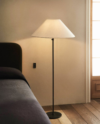 Sta bene posizionata accanto al letto, al posto del comodino, la lampada da terra (RIF. 6149/047) di Zara Home: lo stelo e il basamento rotondo sono realizzati metallo, il paralume con uno stile classico è misto lino chiaro. È regolabile in altezza per proiettare la luce in modo corretto sul letto. Misura L 24 x P 24 x H 152 cm. Prezzo 179 euro. www.zarahome.com Sta bene posizionata accanto al letto, al posto del comodino, la lampada da terra (RIF. 6149/047) di Zara Home: lo stelo e il basamento rotondo sono realizzati metallo, il paralume con uno stile classico è misto lino chiaro. È regolabile in altezza per proiettare la luce in modo corretto sul letto. Misura L 24 x P 24 x H 152 cm. Prezzo 179 euro. www.zarahome.com
